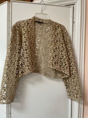 Marina Gold lace bolero jacket with long sleeves and open front. Size: M